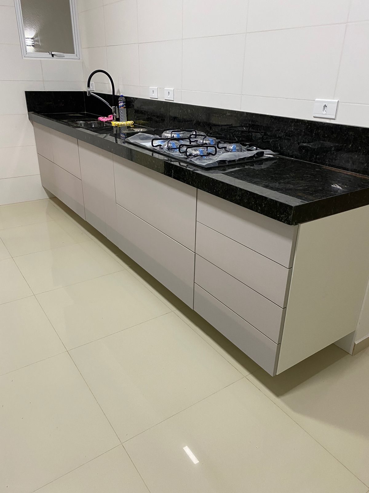 Cozinha linear com apoio de trabalho