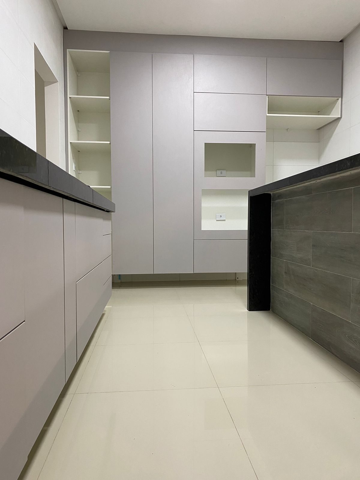 Cozinha linear com apoio de trabalho — vista 2