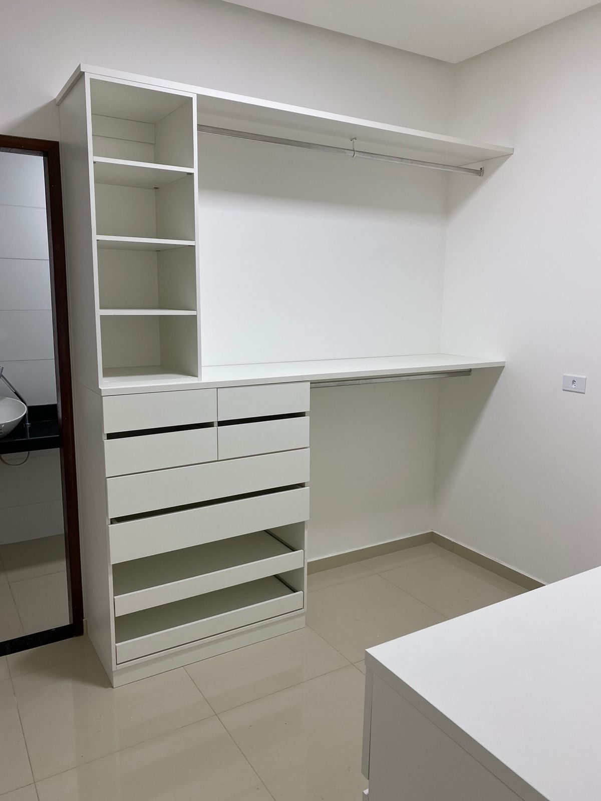 Cozinha linear com apoio de trabalho — vista 3