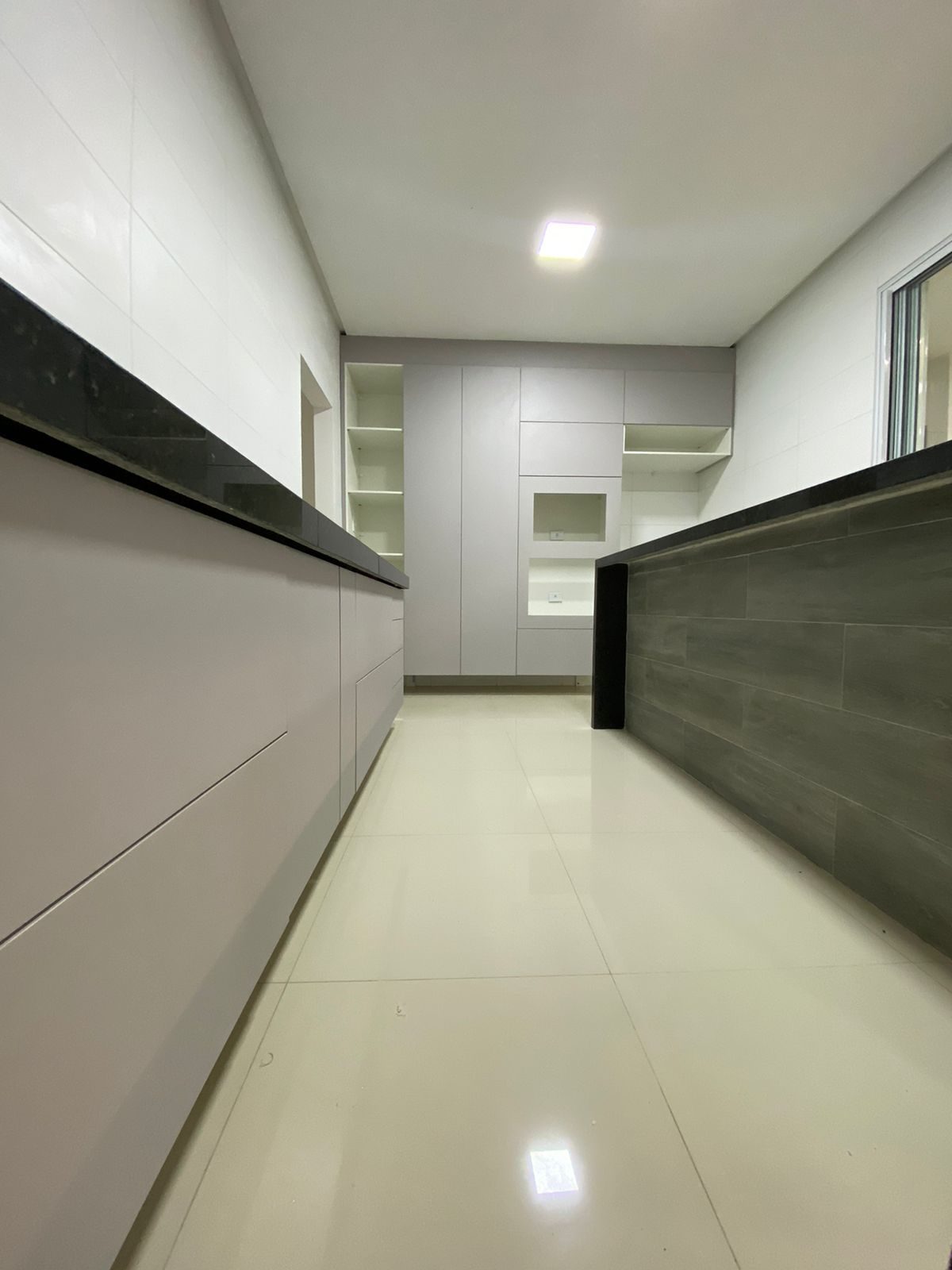 Cozinha linear com apoio de trabalho — vista 4
