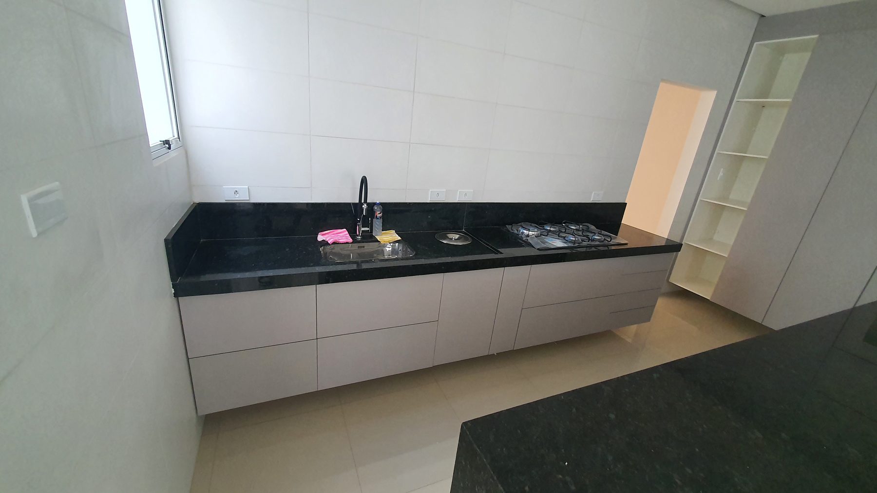 Cozinha linear com apoio de trabalho — vista 5