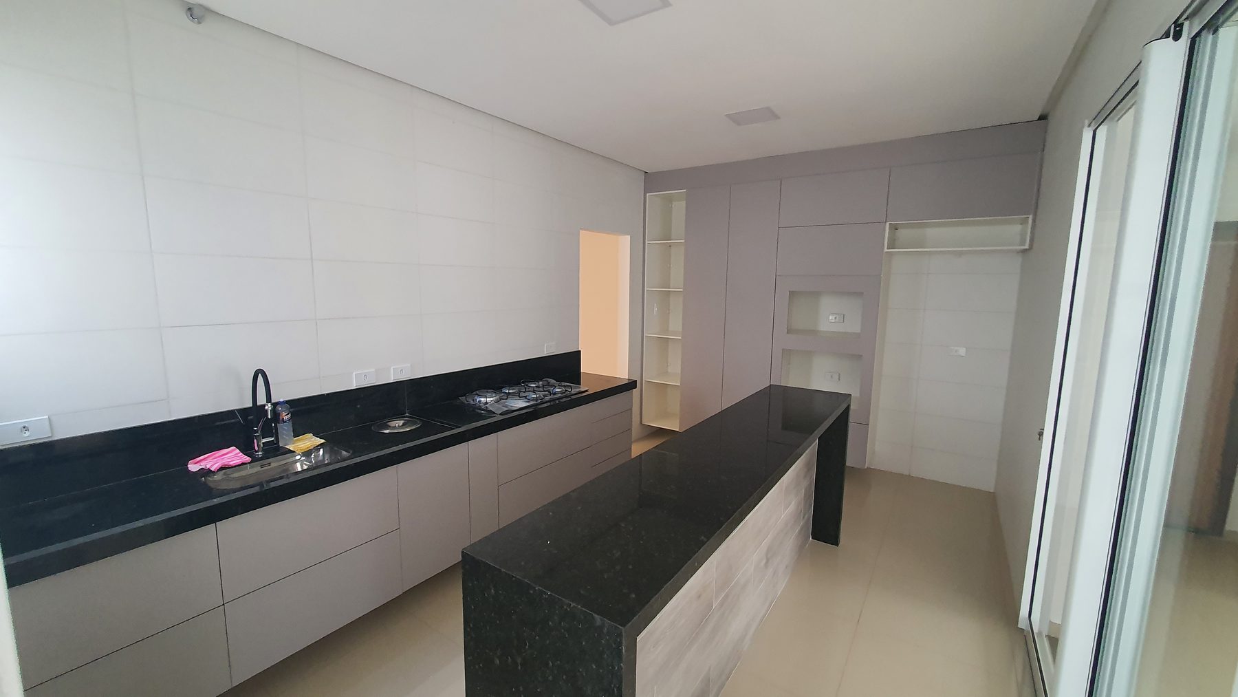Cozinha linear com apoio de trabalho — vista 6