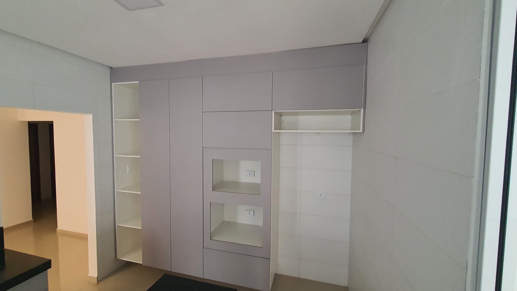 Cozinha linear com apoio de trabalho — vista 7