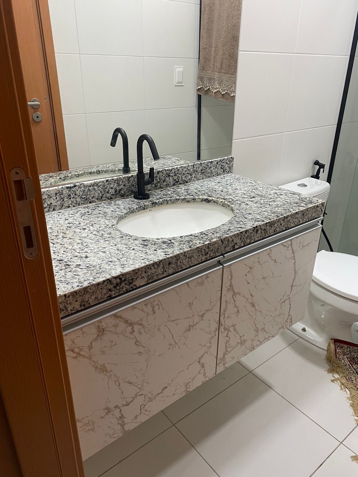 Cozinha e casa de banho com identidade comum — vista 2