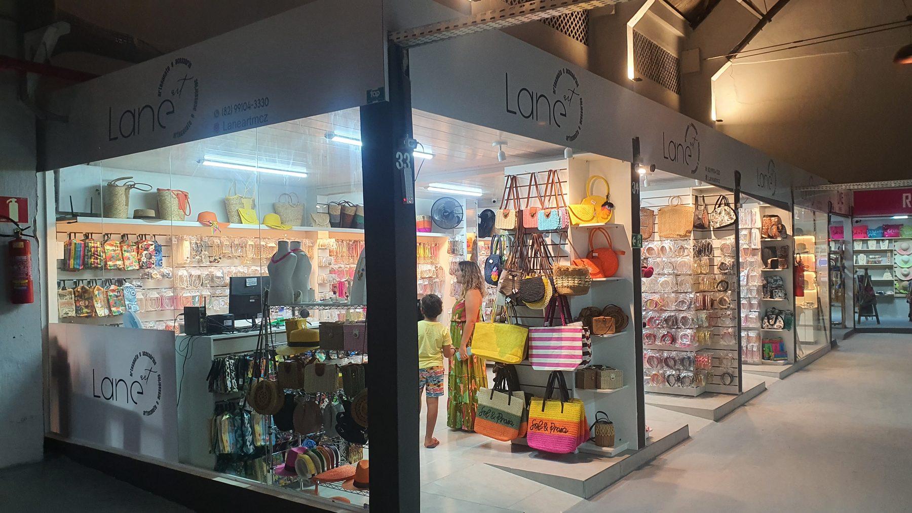 Exposição comercial que trabalha cada parede