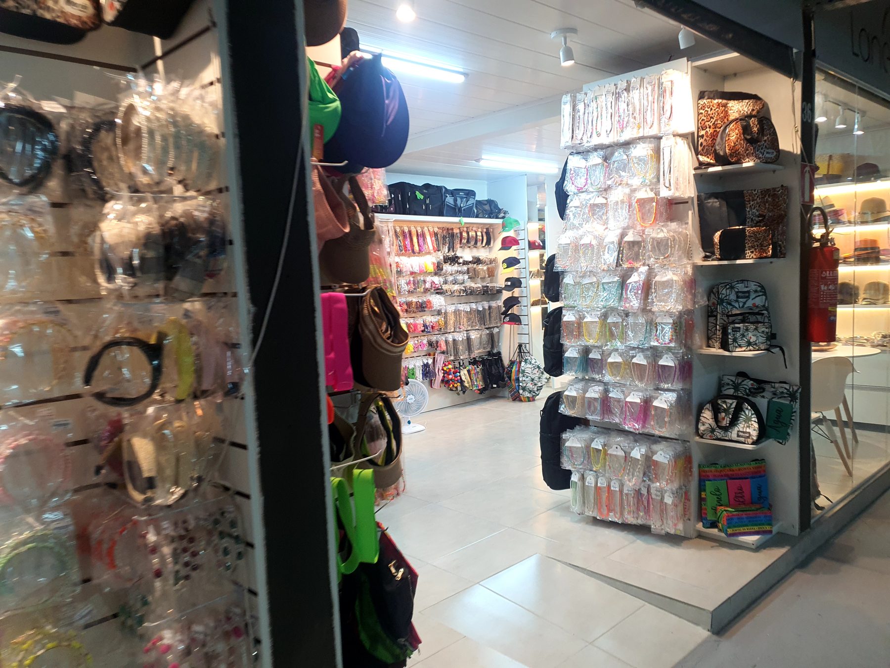 Exposição comercial que trabalha cada parede — vista 2