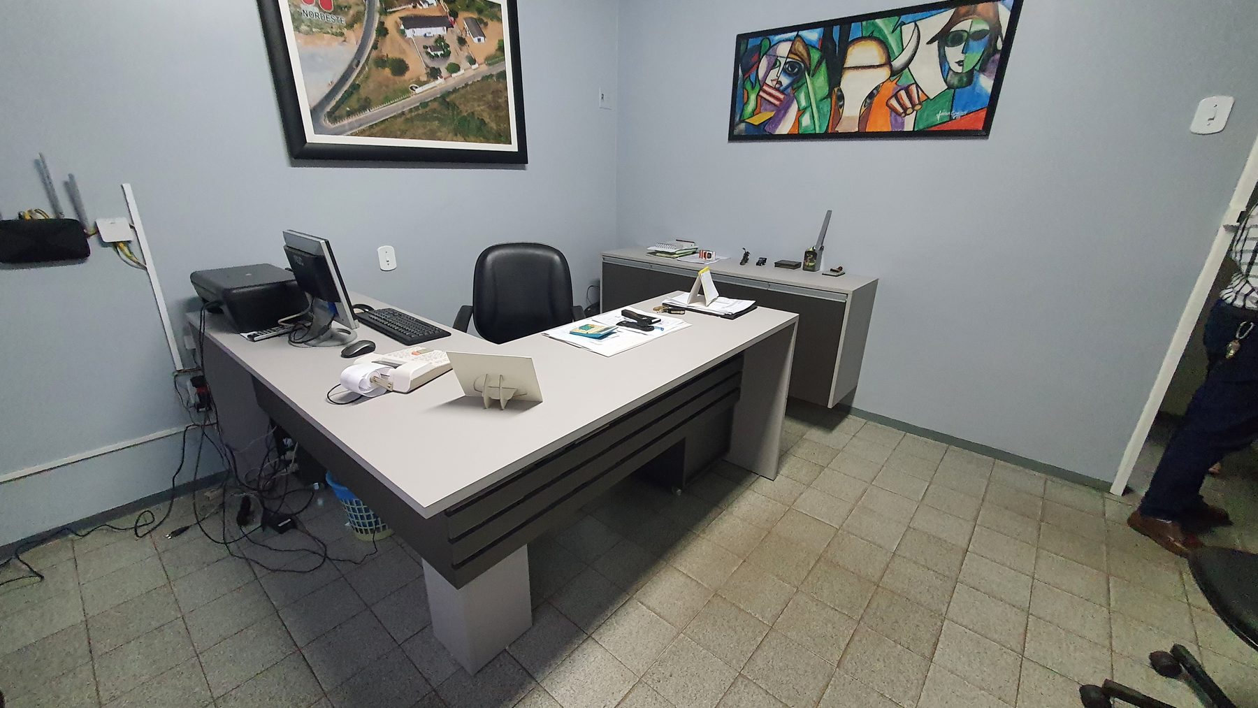 Posto executivo desenhado para o trabalho diário — vista 2