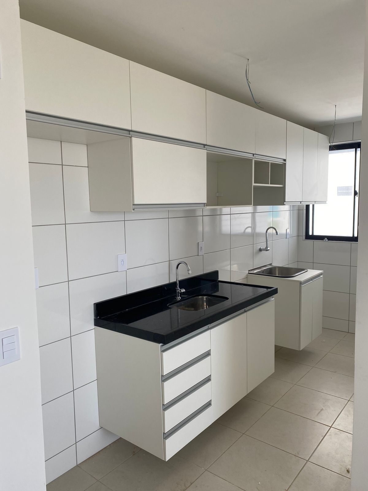Cozinha compacta com duas zonas de água