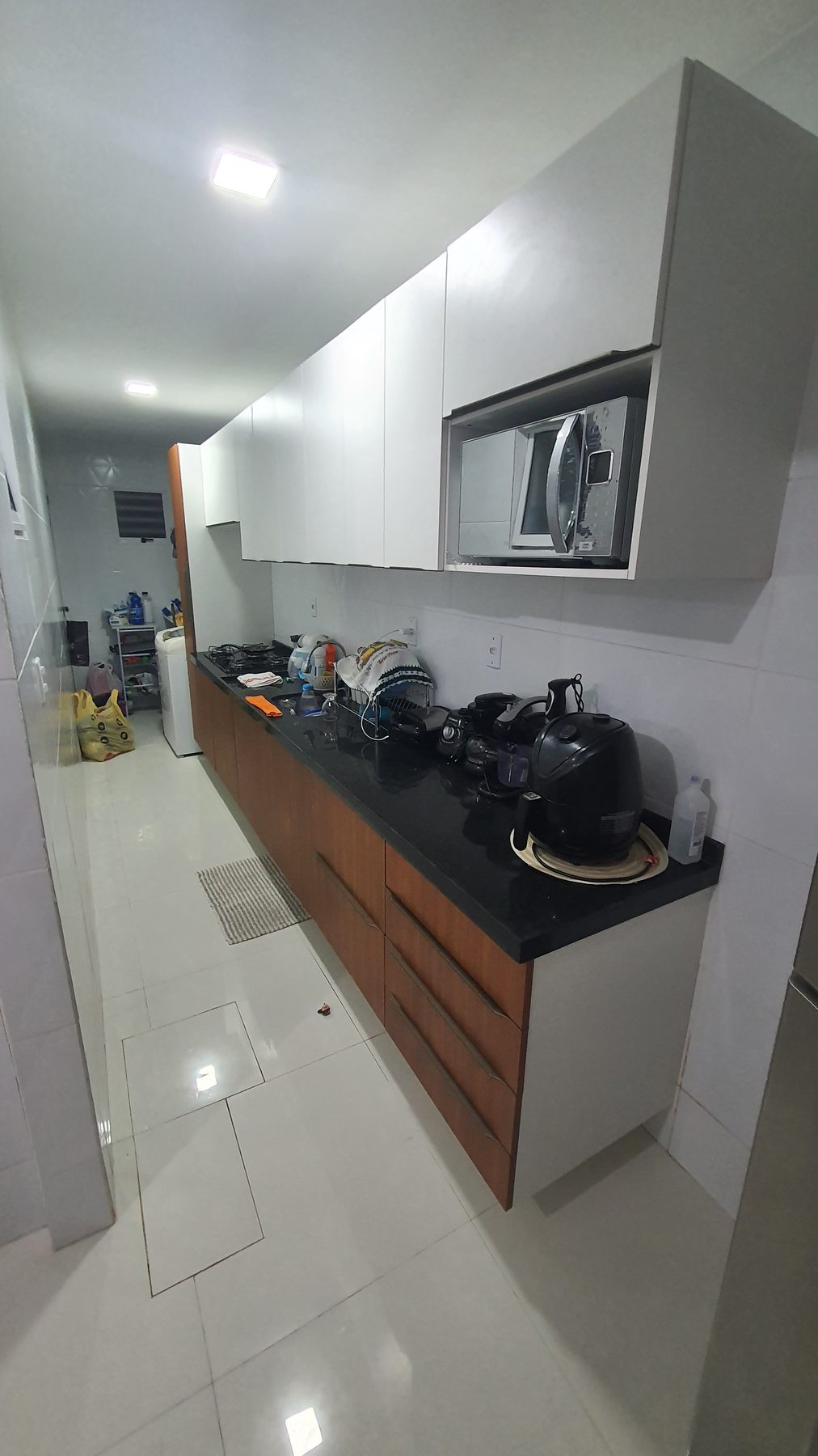 Cozinha linear em uso real