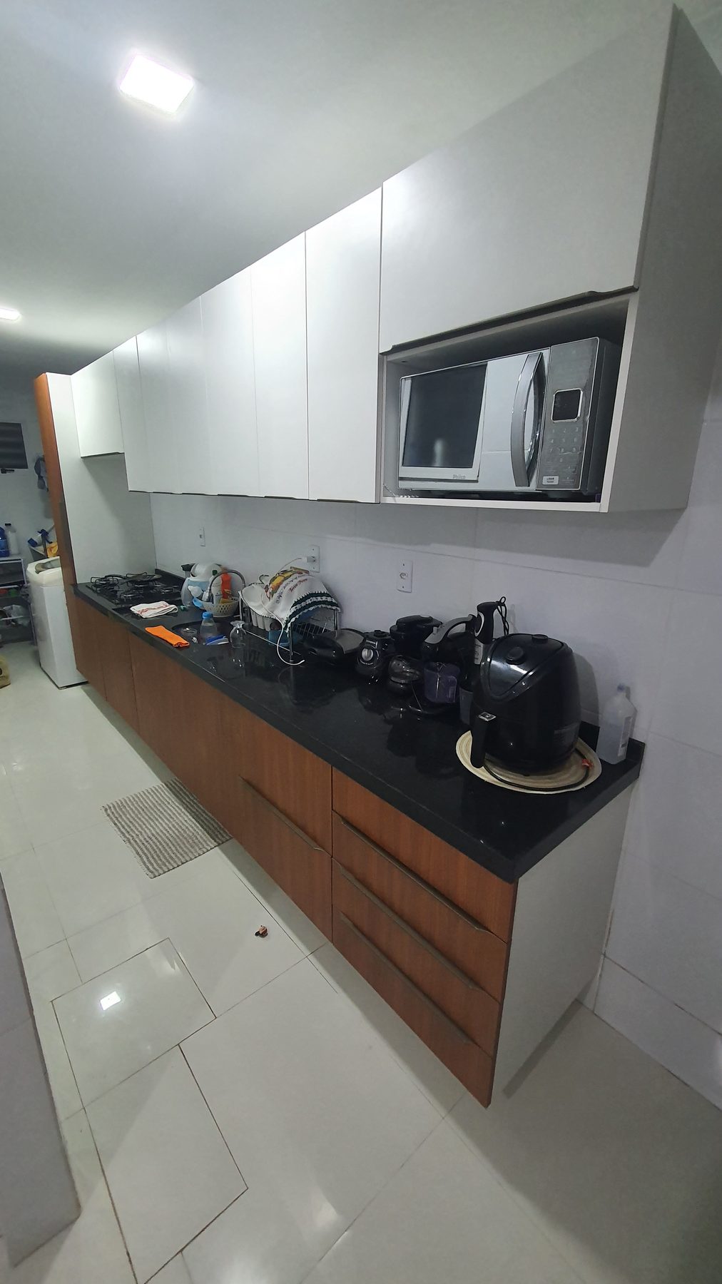 Cozinha linear em uso real — vista 2