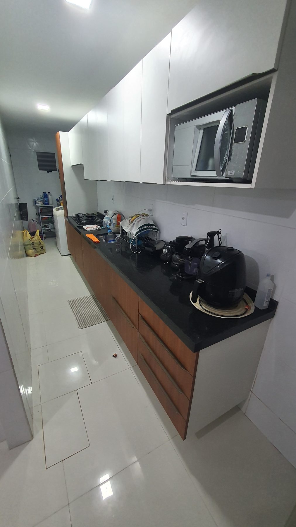 Cozinha linear em uso real — vista 3