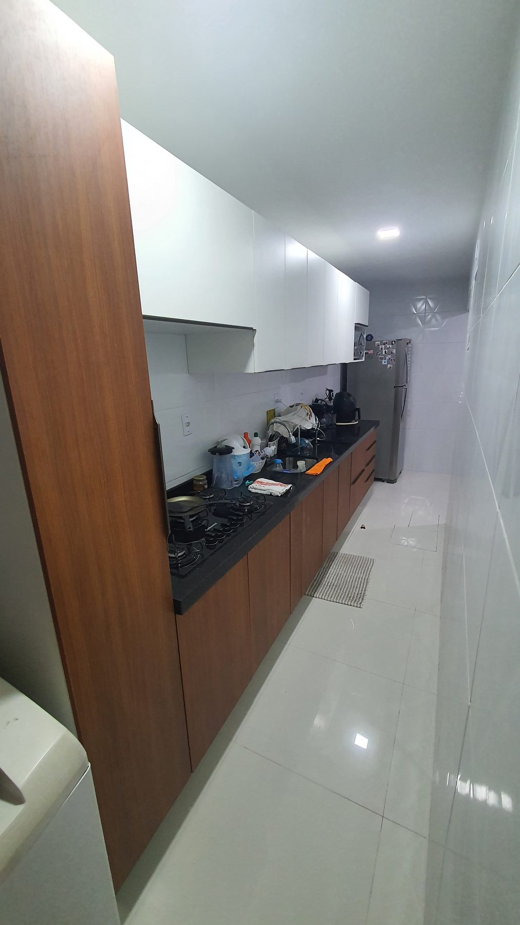 Cozinha linear em uso real — vista 4