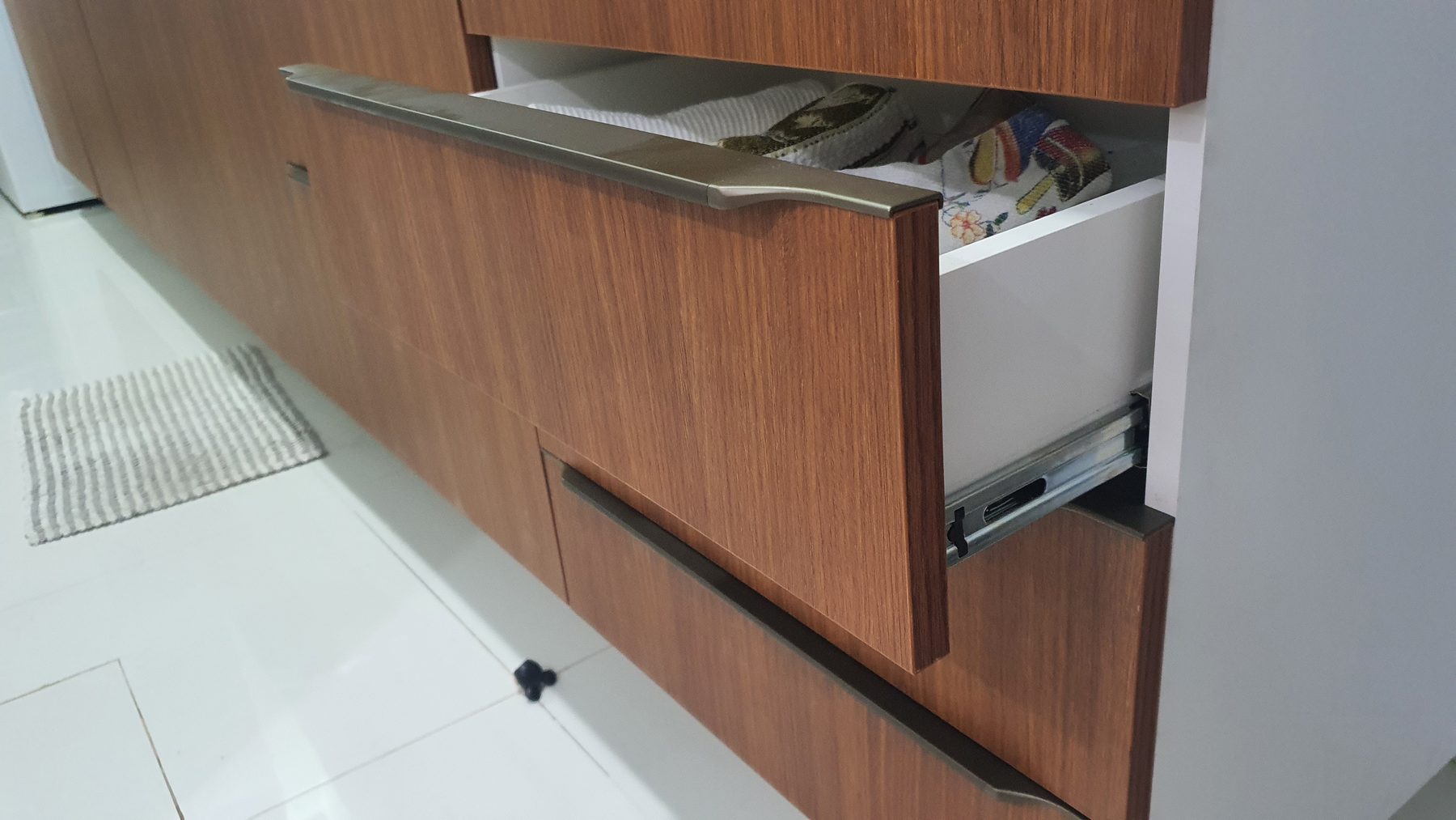 Cozinha linear em uso real — vista 5