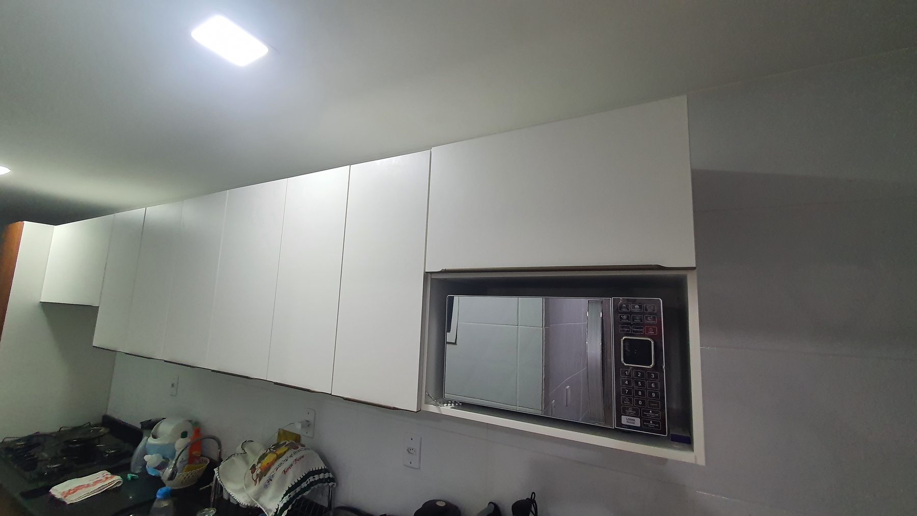 Cozinha linear em uso real — vista 6
