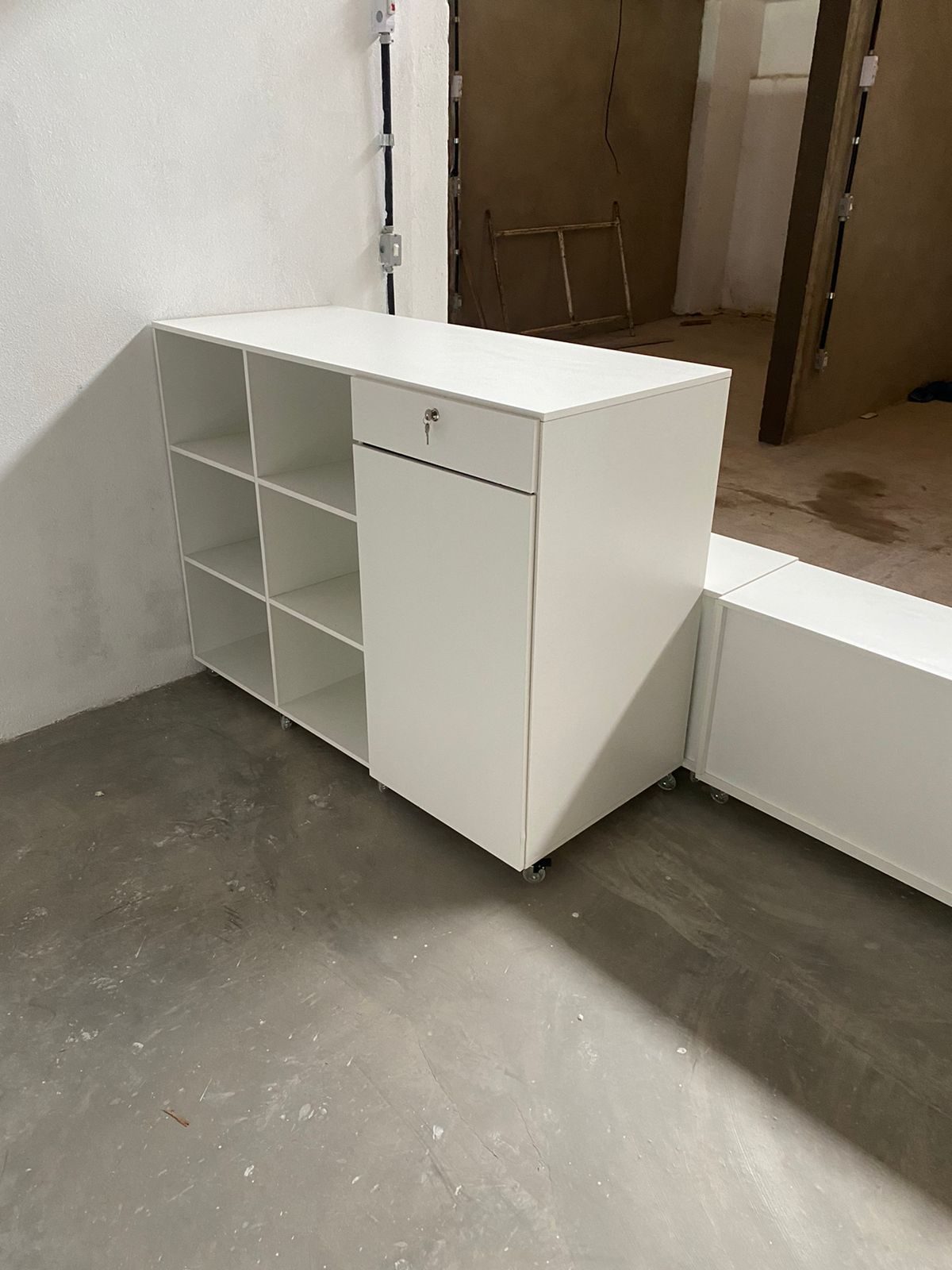Mobiliário comercial em fase de instalação