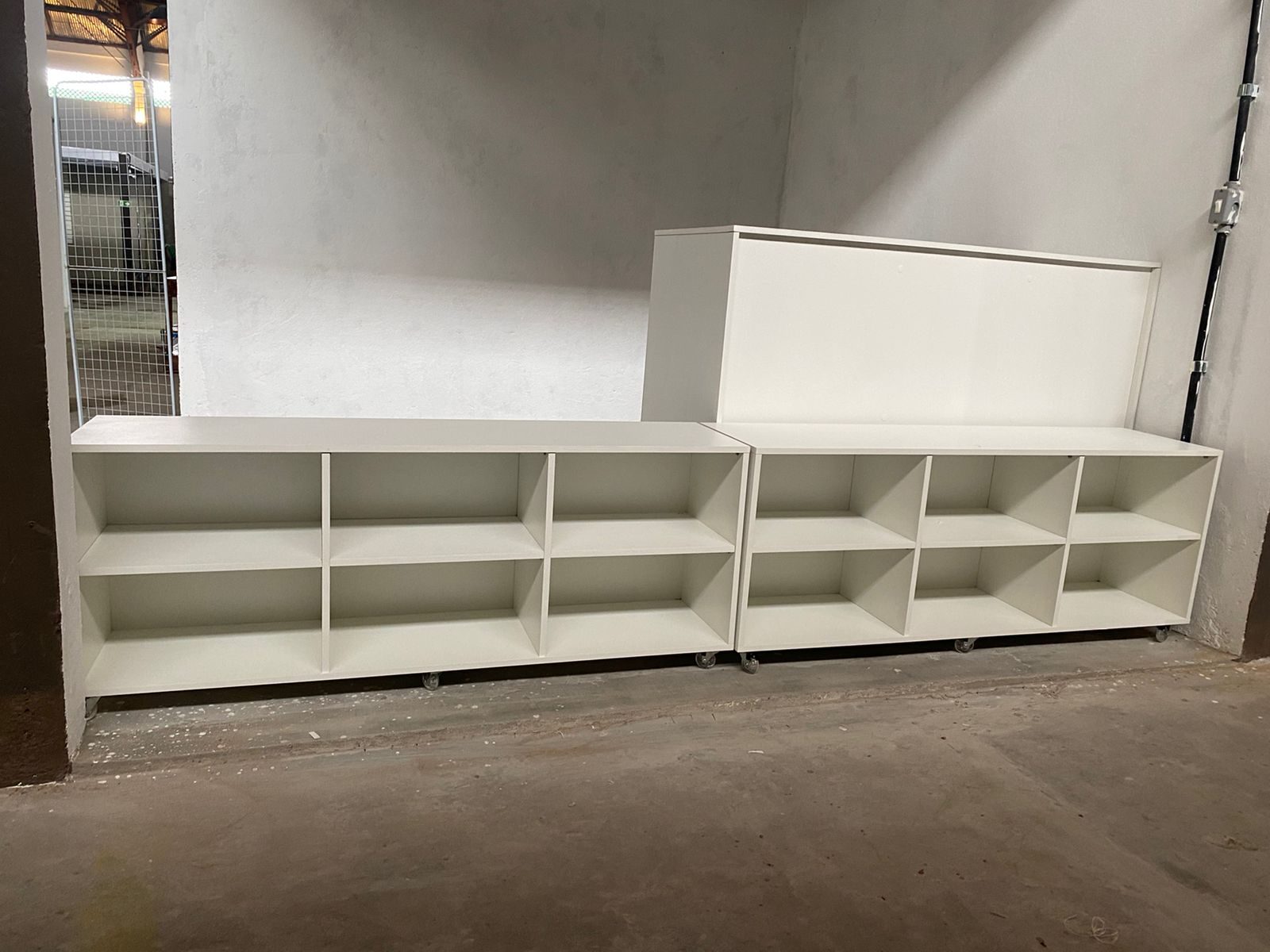 Mobiliário comercial em fase de instalação — vista 2