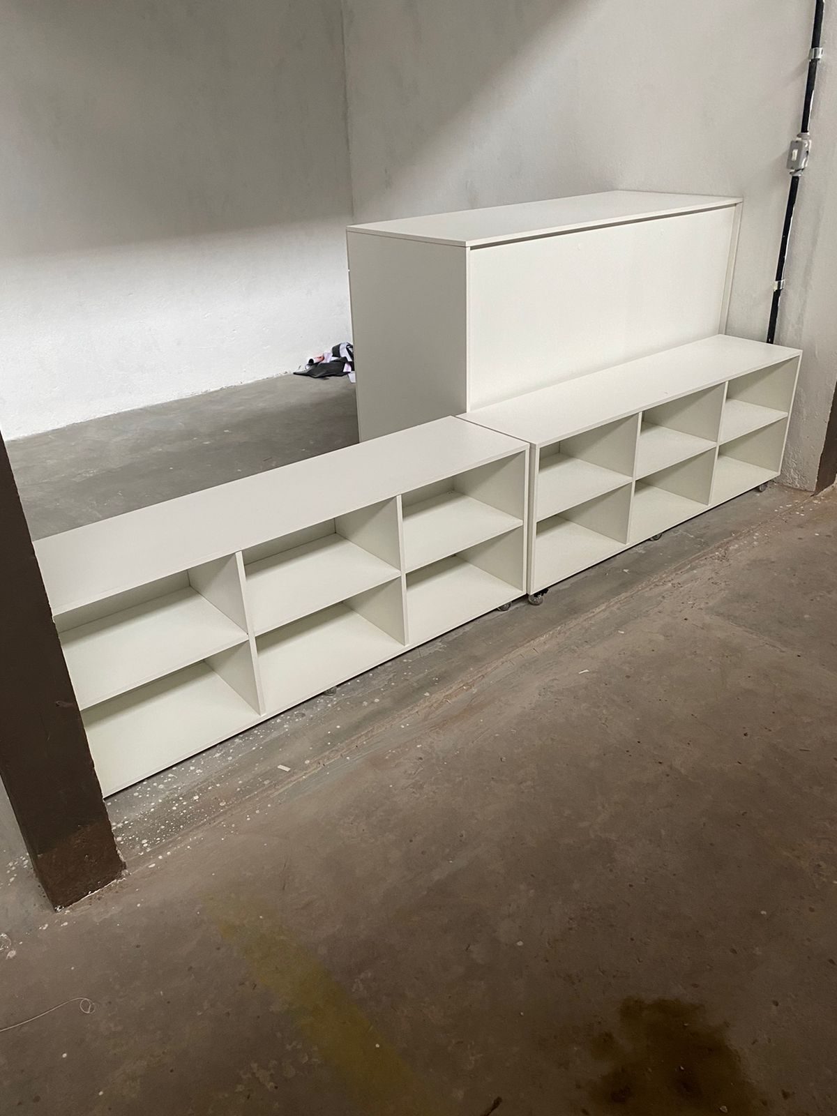 Mobiliário comercial em fase de instalação — vista 3