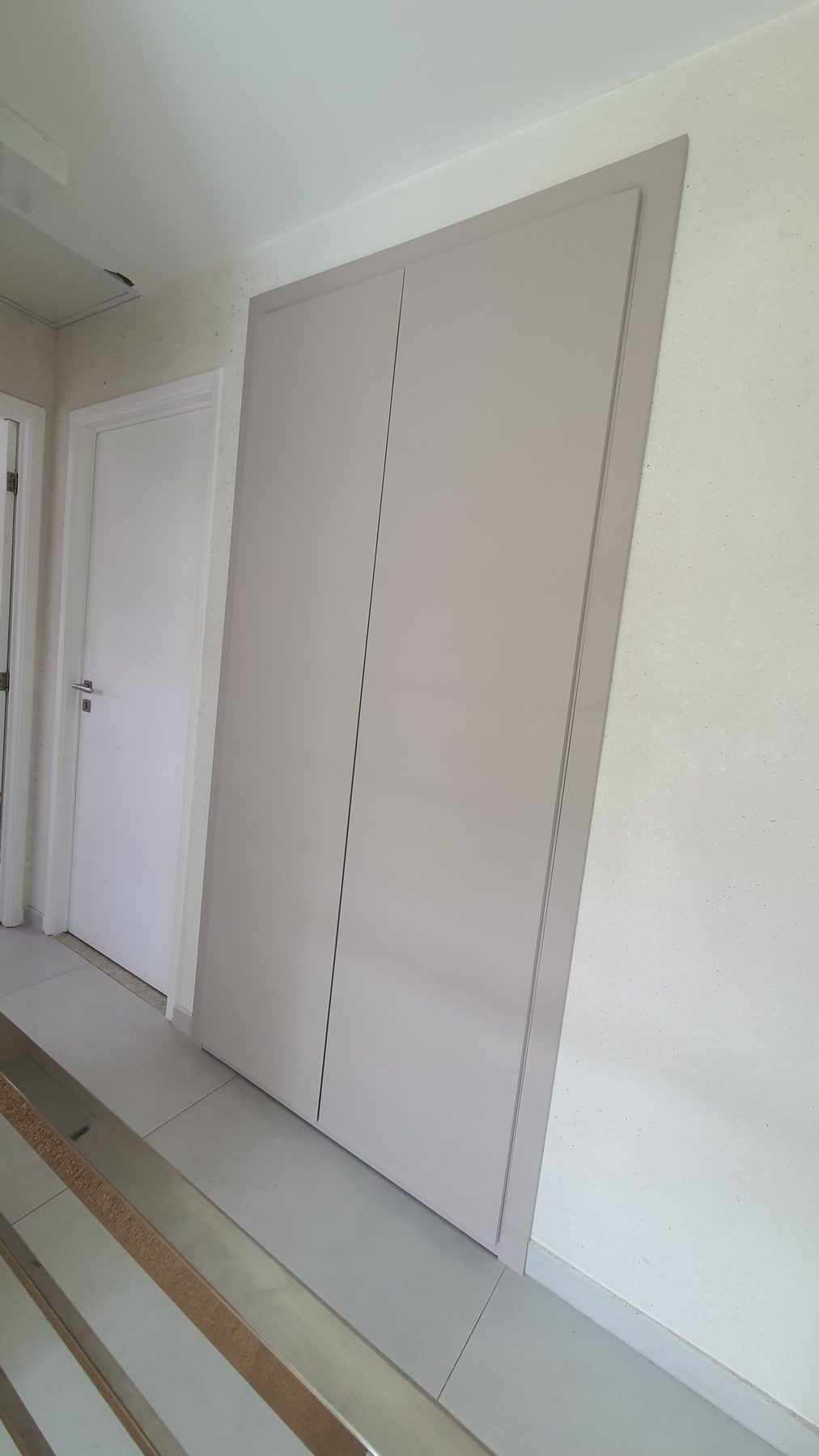 Um corredor transformado em arrumação — vista 2