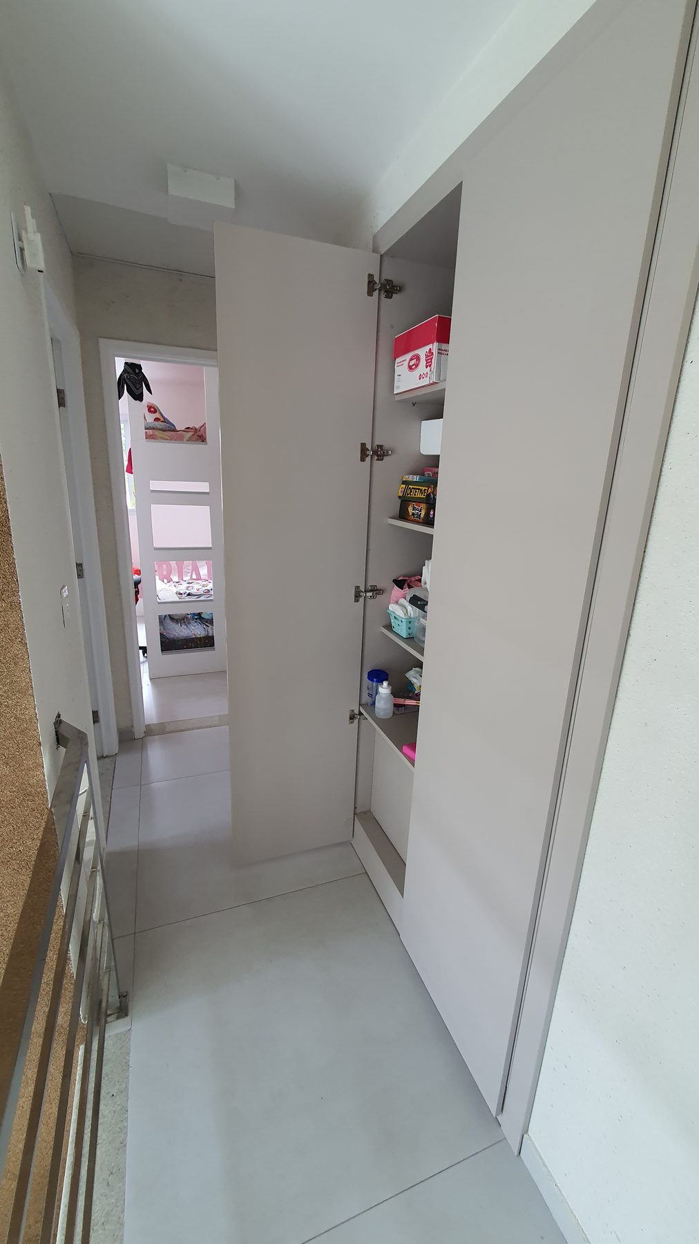 Um corredor transformado em arrumação — vista 3